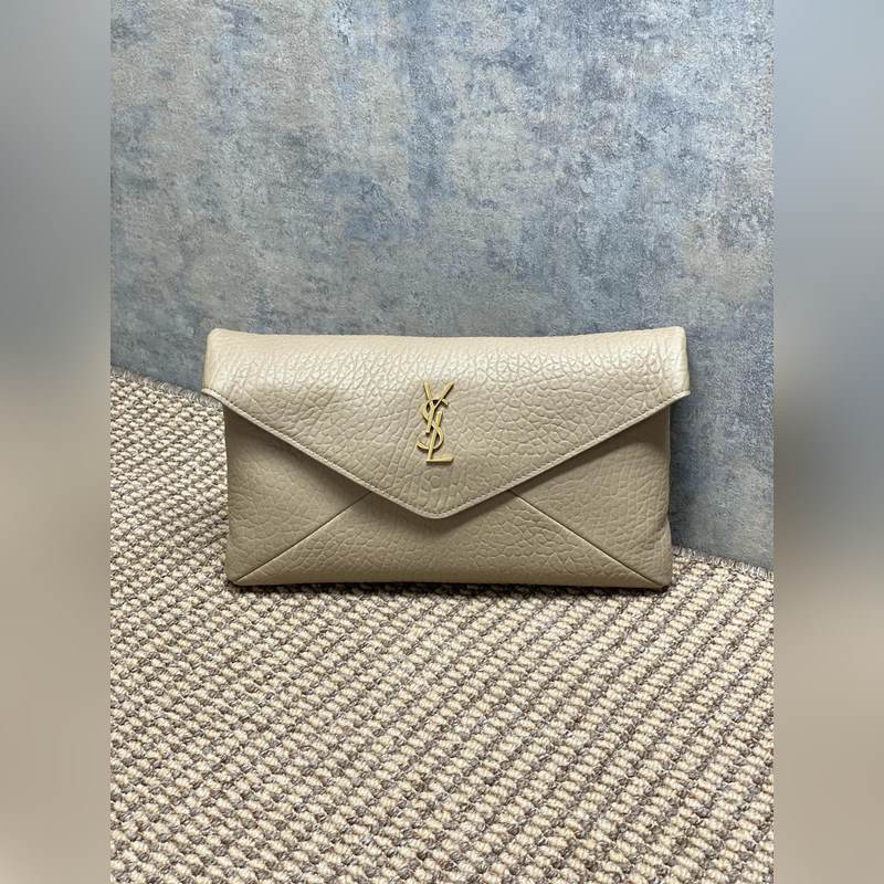 奶茶 YSL大號信封手拿包，搭配正面翻蓋，折疊結構，飾以LECASSANDRE