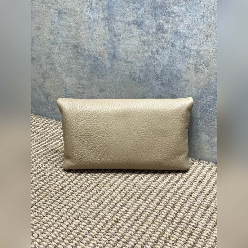 奶茶 YSL大號信封手拿包，搭配正面翻蓋，折疊結構，飾以LECASSANDRE