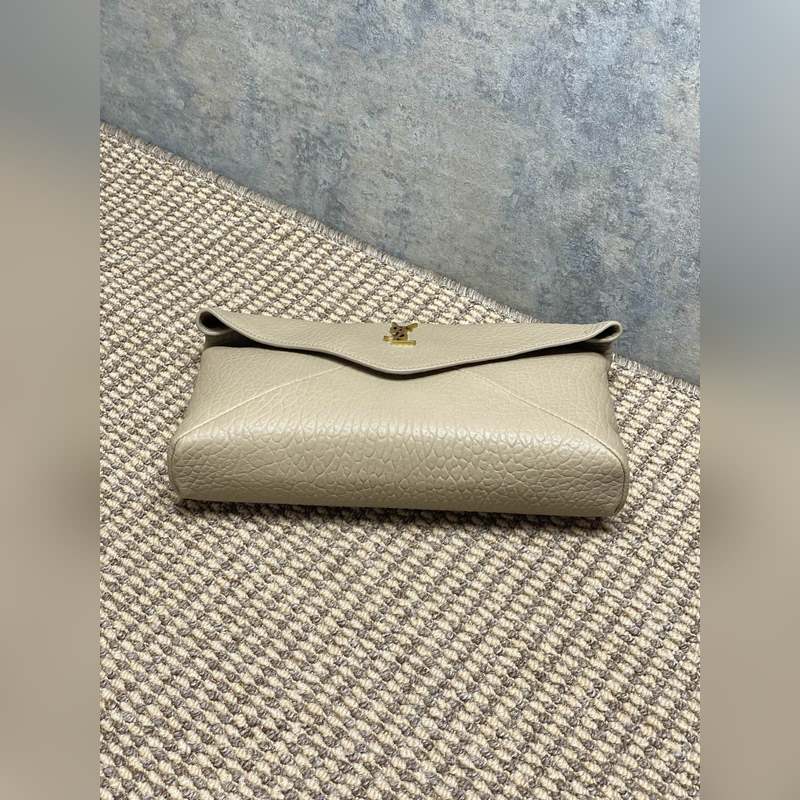 奶茶 YSL大號信封手拿包，搭配正面翻蓋，折疊結構，飾以LECASSANDRE