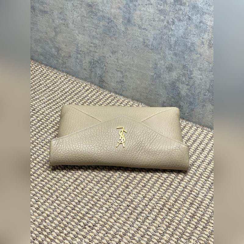 奶茶 YSL大號信封手拿包，搭配正面翻蓋，折疊結構，飾以LECASSANDRE