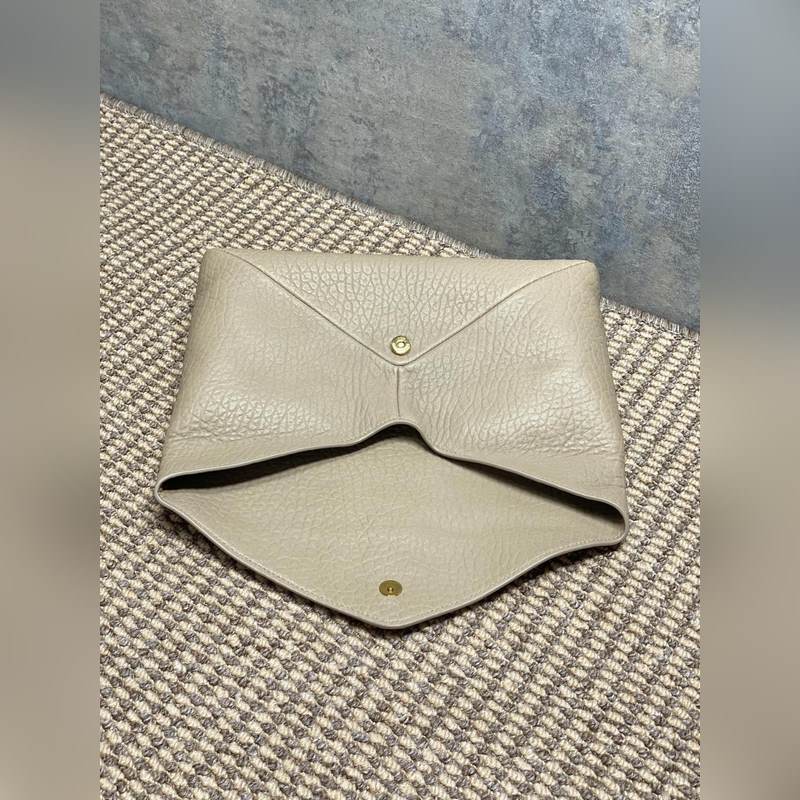 奶茶 YSL大號信封手拿包，搭配正面翻蓋，折疊結構，飾以LECASSANDRE