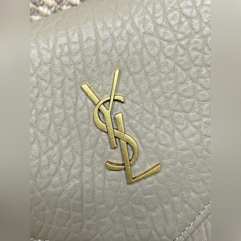 奶茶 YSL大號信封手拿包，搭配正面翻蓋，折疊結構，飾以LECASSANDRE