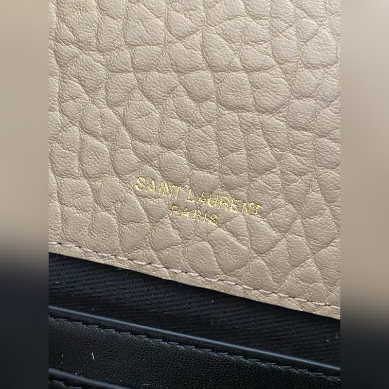 奶茶 YSL大號信封手拿包，搭配正面翻蓋，折疊結構，飾以LECASSANDRE