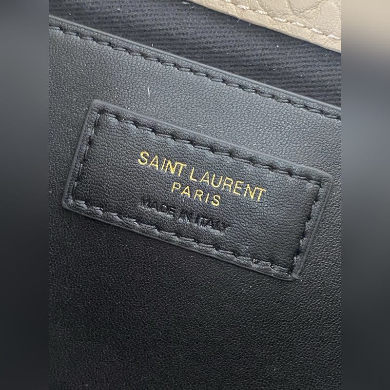 奶茶 YSL大號信封手拿包，搭配正面翻蓋，折疊結構，飾以LECASSANDRE