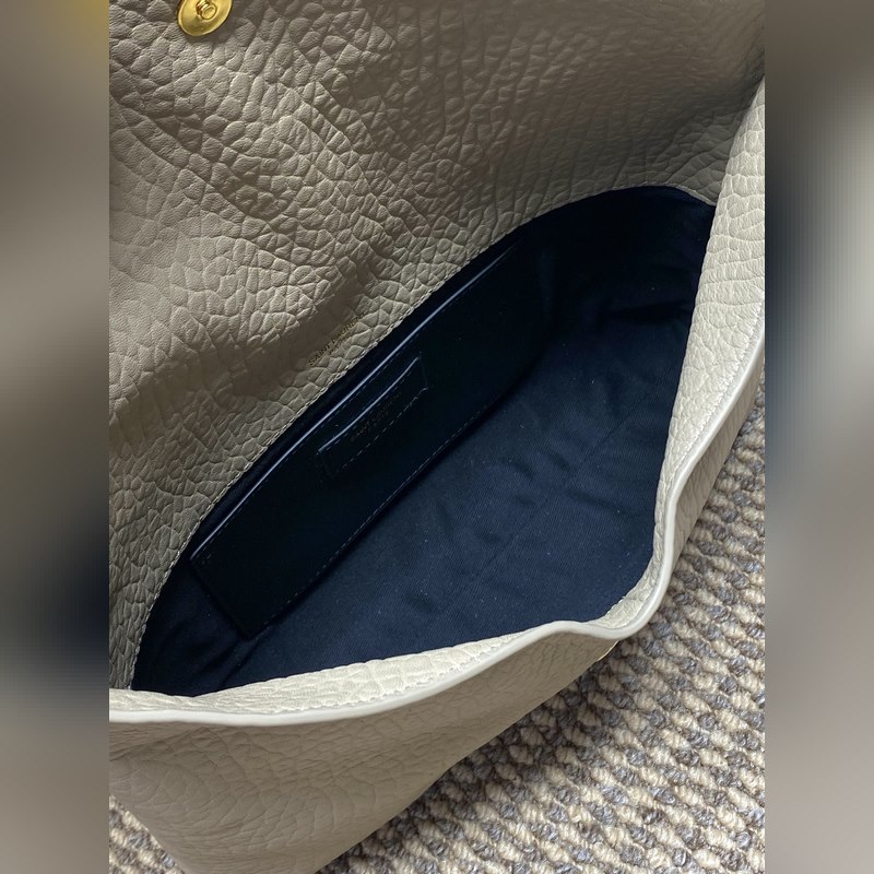 奶茶 YSL大號信封手拿包，搭配正面翻蓋，折疊結構，飾以LECASSANDRE