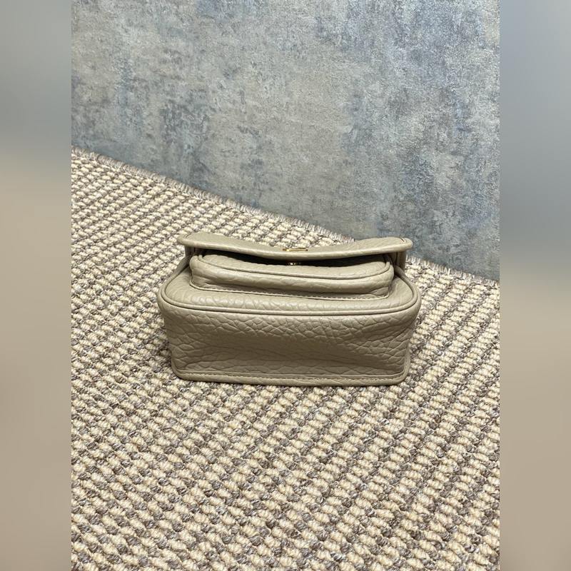 奶茶 YSL 新款 Mini 大象紋niki，有點好看 經典又百搭！全新的複古銀