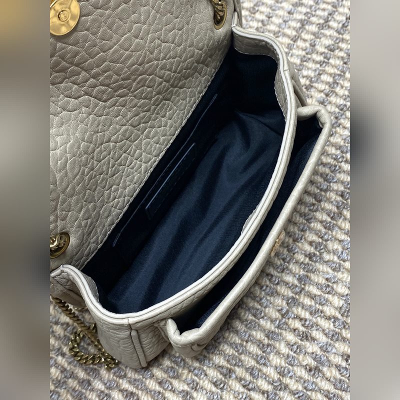 奶茶 YSL 新款 Mini 大象紋niki，有點好看 經典又百搭！全新的複古銀