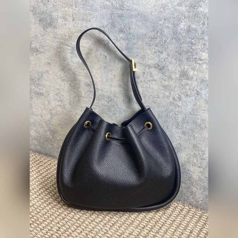 YSL秋冬聖羅蘭新款PARIS Vll水桶包，皮革好高級，手感好舒服 抽繩開合手