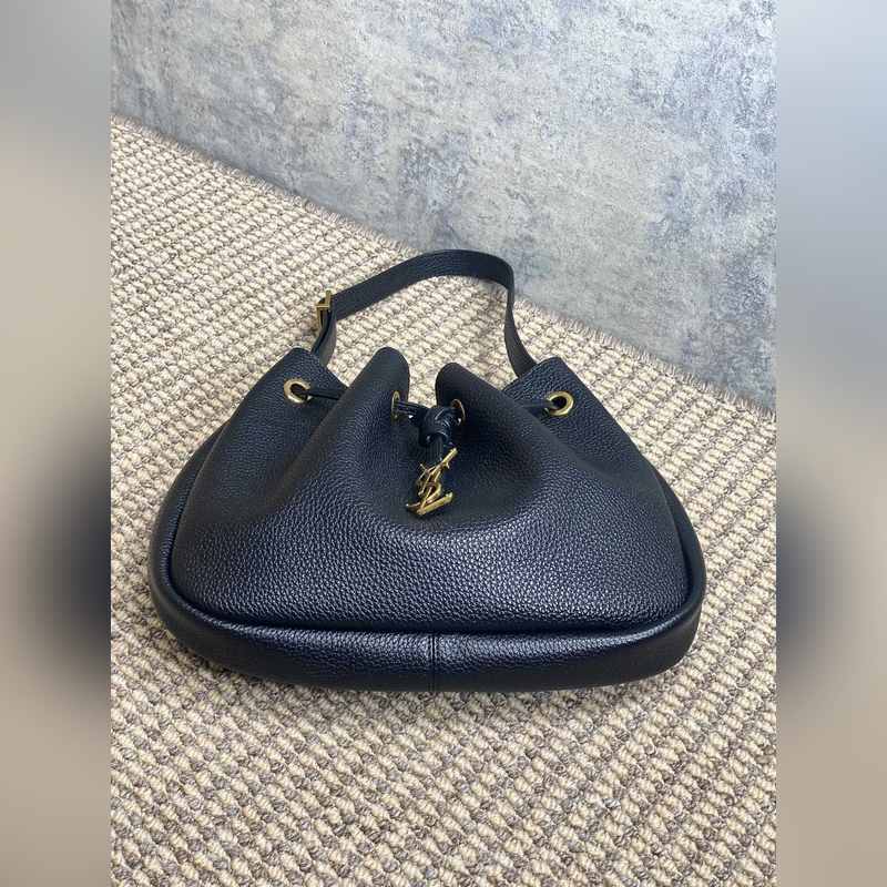 YSL秋冬聖羅蘭新款PARIS Vll水桶包，皮革好高級，手感好舒服 抽繩開合手