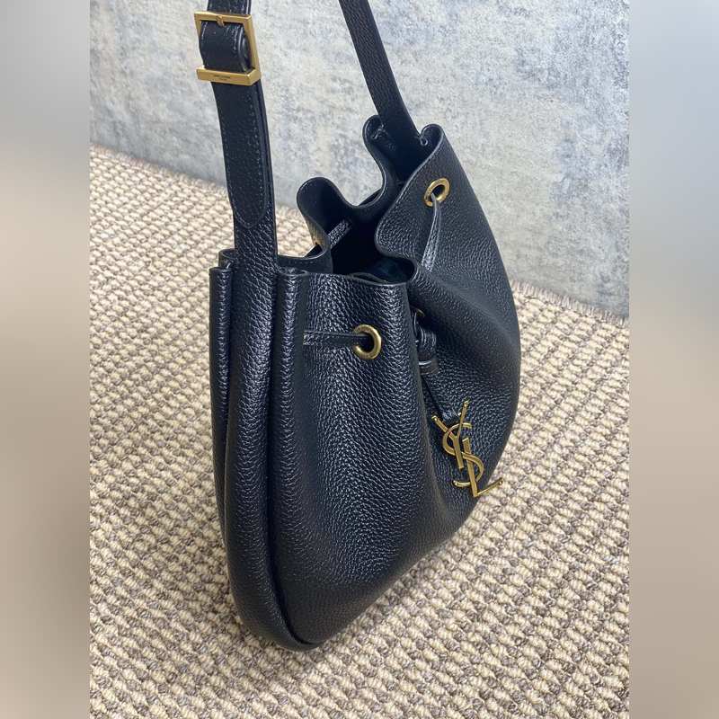 YSL秋冬聖羅蘭新款PARIS Vll水桶包，皮革好高級，手感好舒服 抽繩開合手