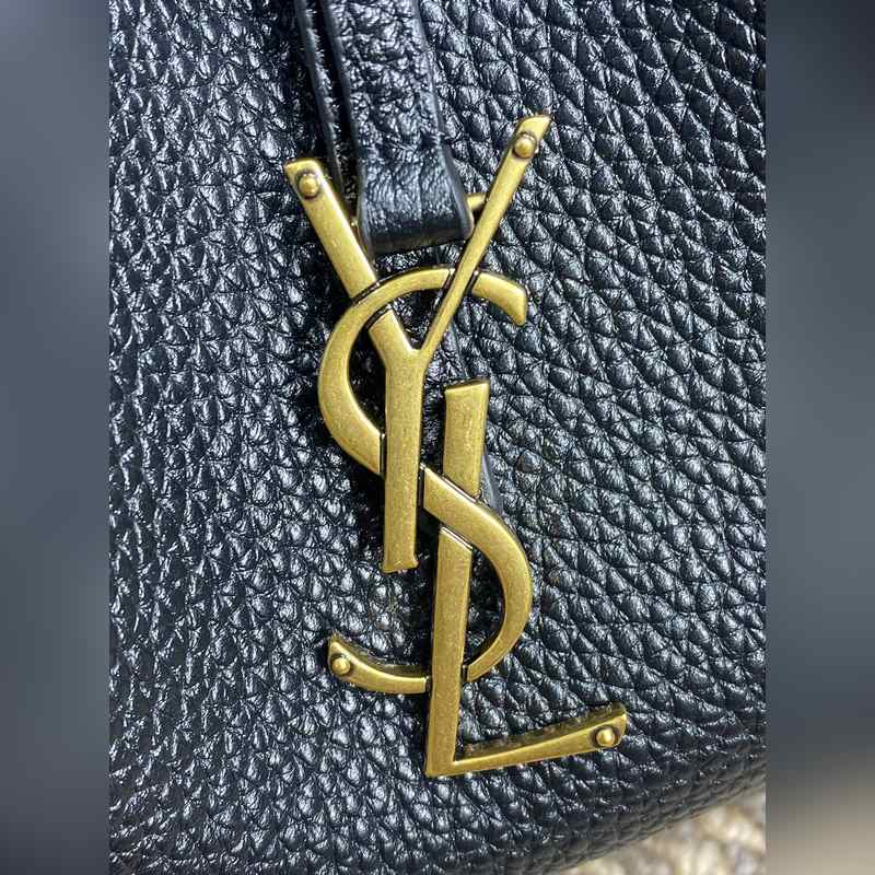 YSL秋冬聖羅蘭新款PARIS Vll水桶包，皮革好高級，手感好舒服 抽繩開合手