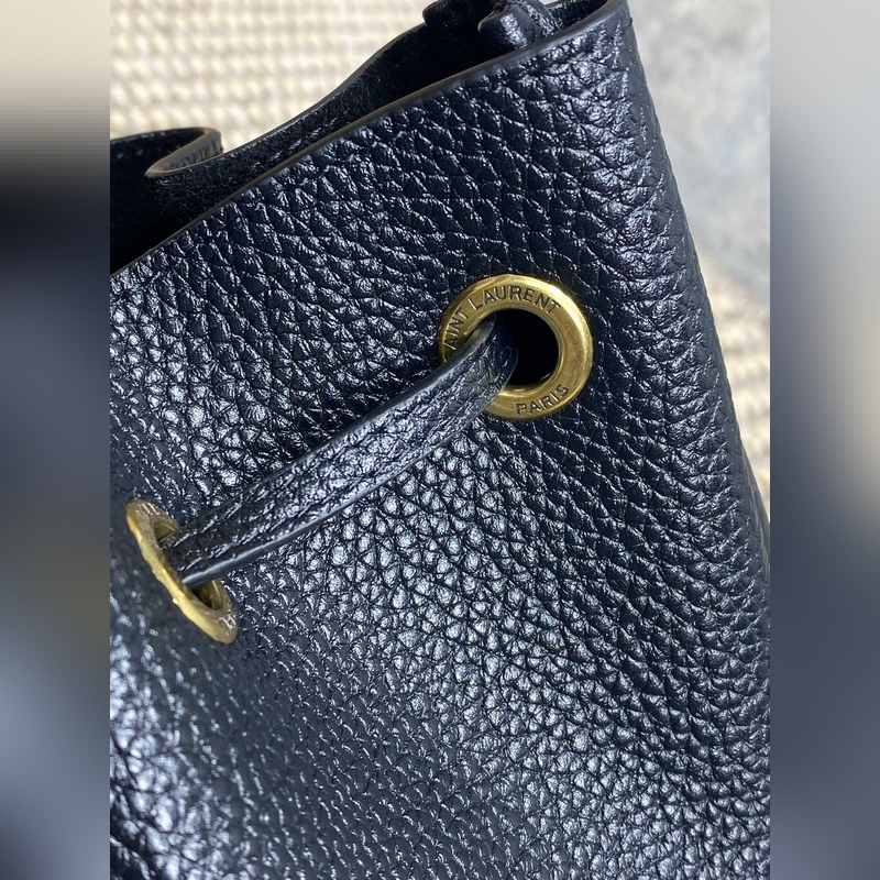 YSL秋冬聖羅蘭新款PARIS Vll水桶包，皮革好高級，手感好舒服 抽繩開合手