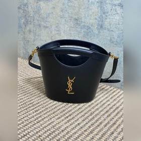 ysl新款法式菜籃子，隨性瀟灑又帶點性感，扇形的外觀鏤空試手提，最舊工藝logo