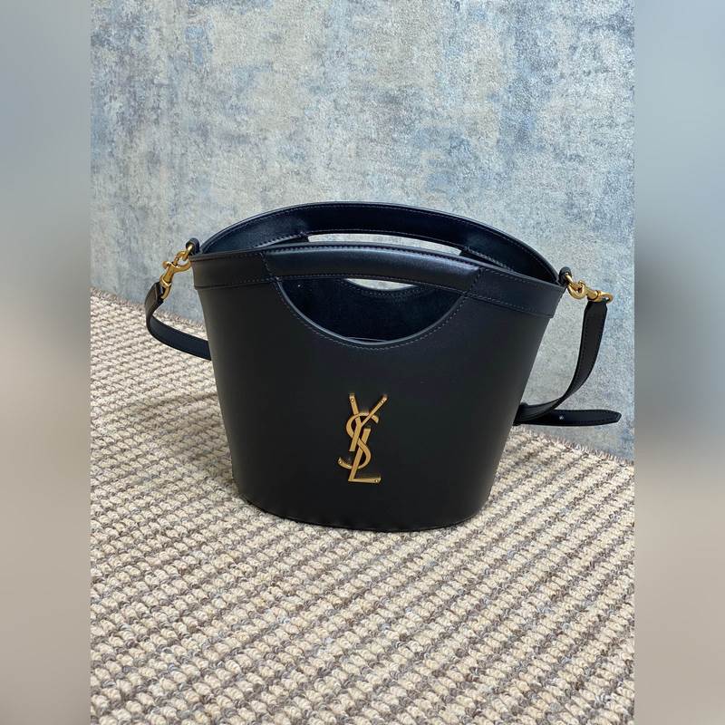 ysl新款法式菜籃子，隨性瀟灑又帶點性感，扇形的外觀鏤空試手提，最舊工藝logo