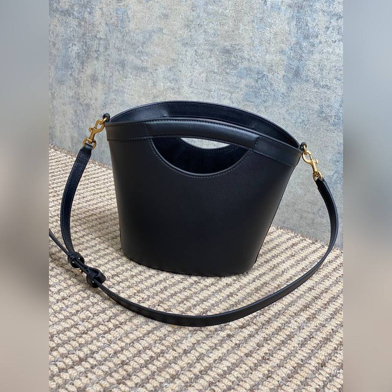 ysl新款法式菜籃子，隨性瀟灑又帶點性感，扇形的外觀鏤空試手提，最舊工藝logo