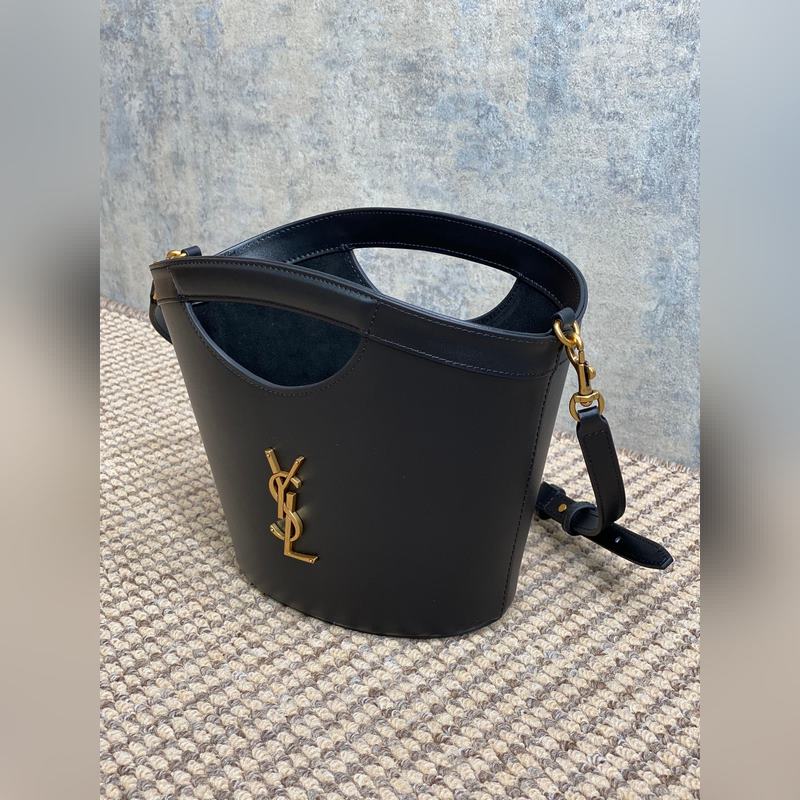 ysl新款法式菜籃子，隨性瀟灑又帶點性感，扇形的外觀鏤空試手提，最舊工藝logo