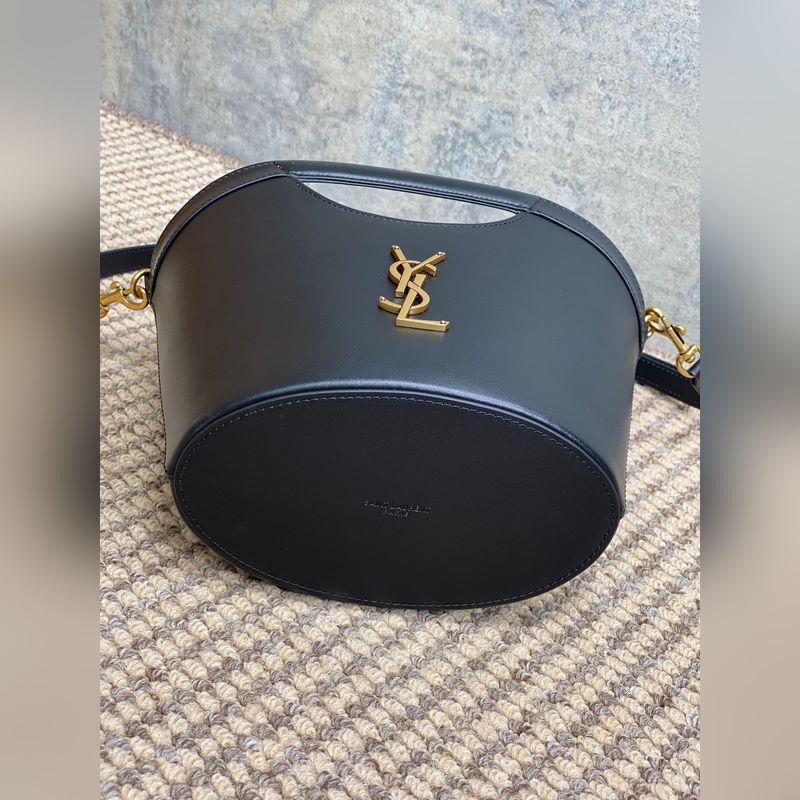 ysl新款法式菜籃子，隨性瀟灑又帶點性感，扇形的外觀鏤空試手提，最舊工藝logo