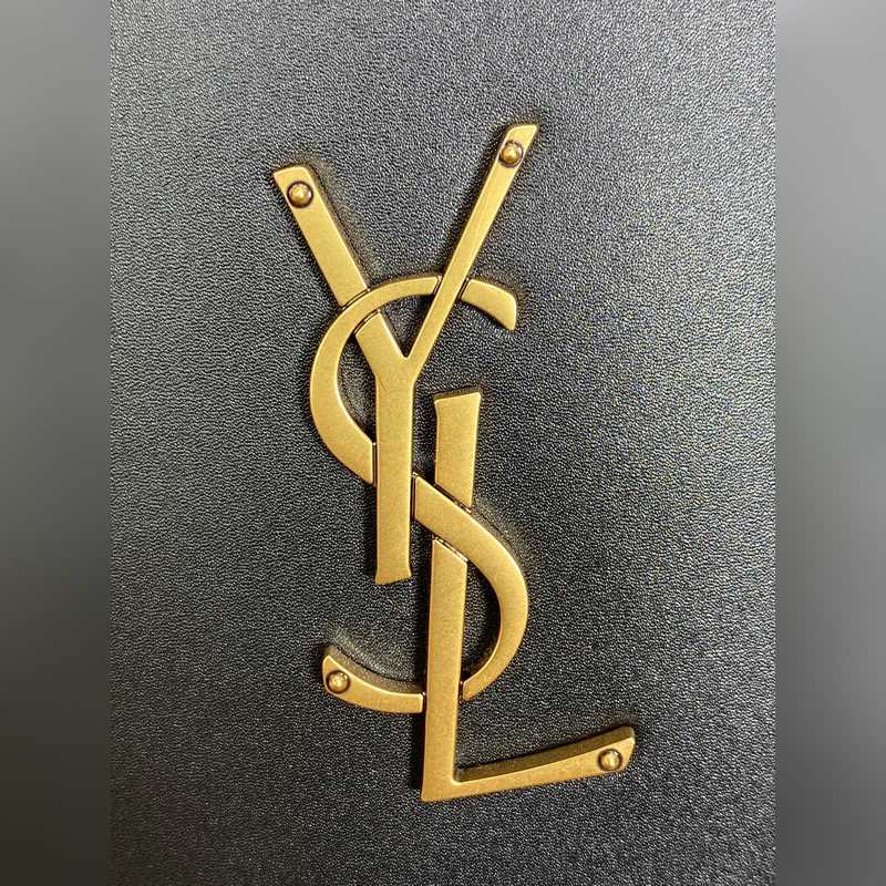 ysl新款法式菜籃子，隨性瀟灑又帶點性感，扇形的外觀鏤空試手提，最舊工藝logo