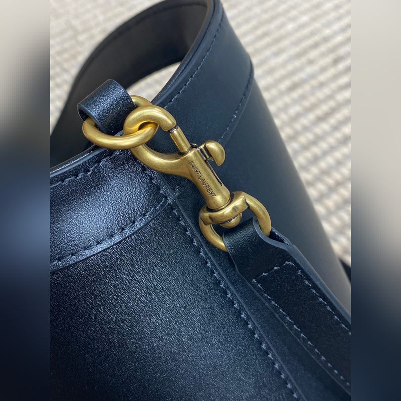 ysl新款法式菜籃子，隨性瀟灑又帶點性感，扇形的外觀鏤空試手提，最舊工藝logo