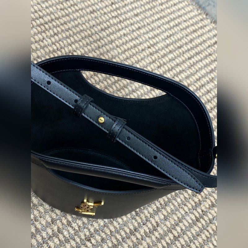 ysl新款法式菜籃子，隨性瀟灑又帶點性感，扇形的外觀鏤空試手提，最舊工藝logo