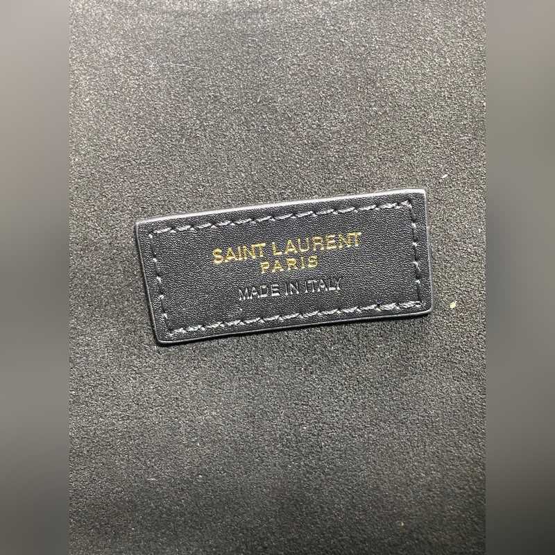 ysl新款法式菜籃子，隨性瀟灑又帶點性感，扇形的外觀鏤空試手提，最舊工藝logo