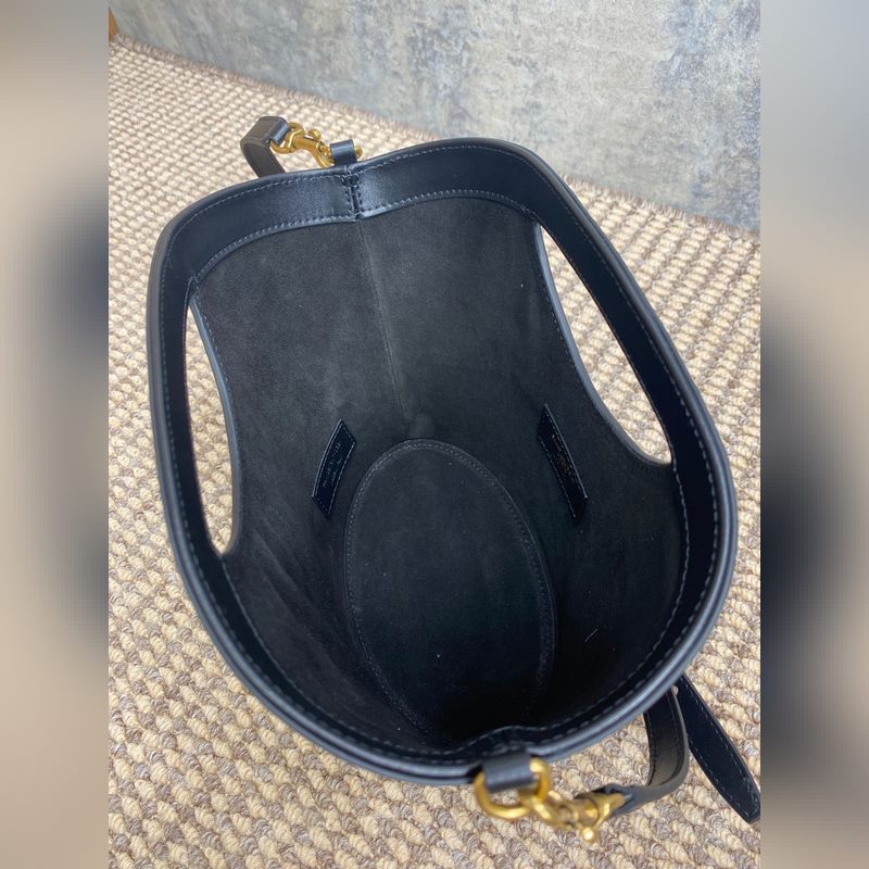 ysl新款法式菜籃子，隨性瀟灑又帶點性感，扇形的外觀鏤空試手提，最舊工藝logo