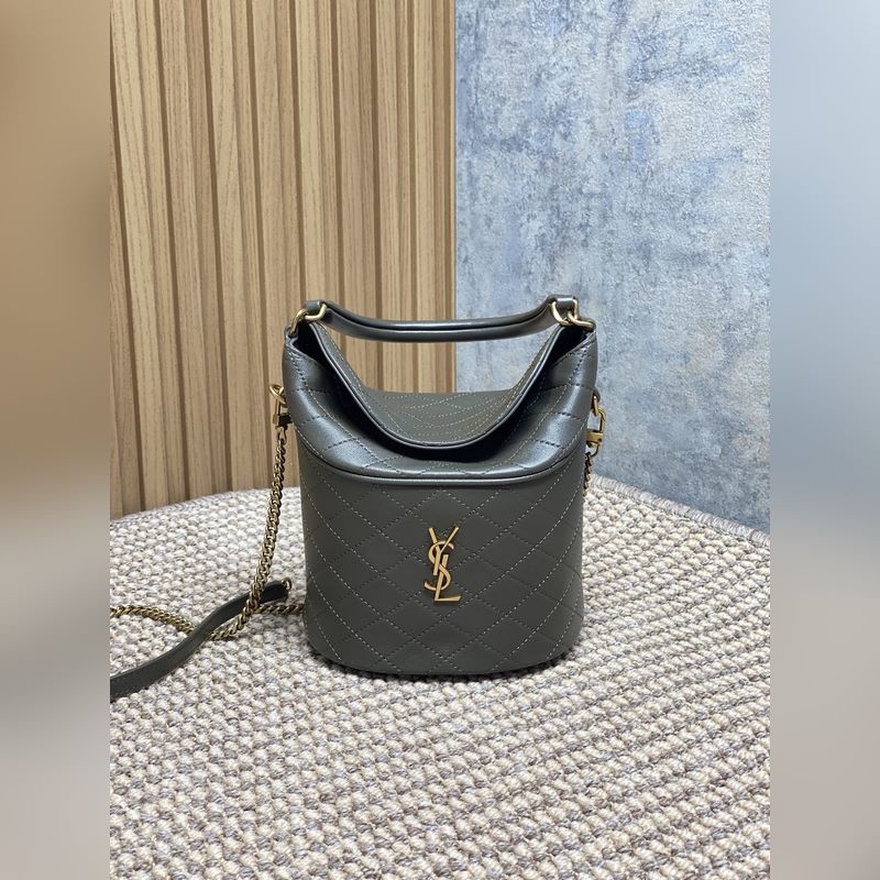 麝香綠 YSL Gaby系列新出水桶包 ，全羊皮材質(zhì) 超級精緻可愛 而且非常的輕