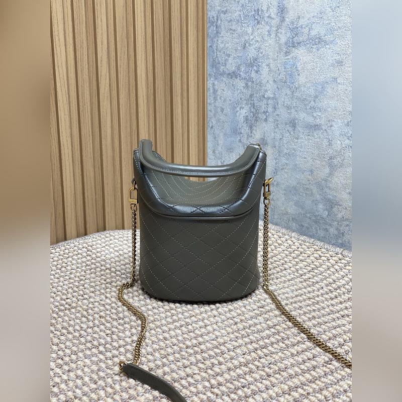 麝香綠 YSL Gaby系列新出水桶包 ，全羊皮材質(zhì) 超級精緻可愛 而且非常的輕