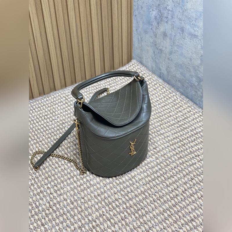 麝香綠 YSL Gaby系列新出水桶包 ，全羊皮材質(zhì) 超級精緻可愛 而且非常的輕