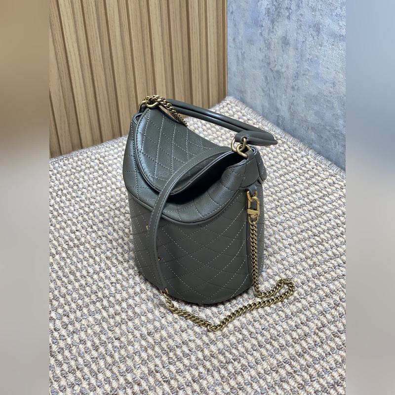 麝香綠 YSL Gaby系列新出水桶包 ，全羊皮材質(zhì) 超級精緻可愛 而且非常的輕