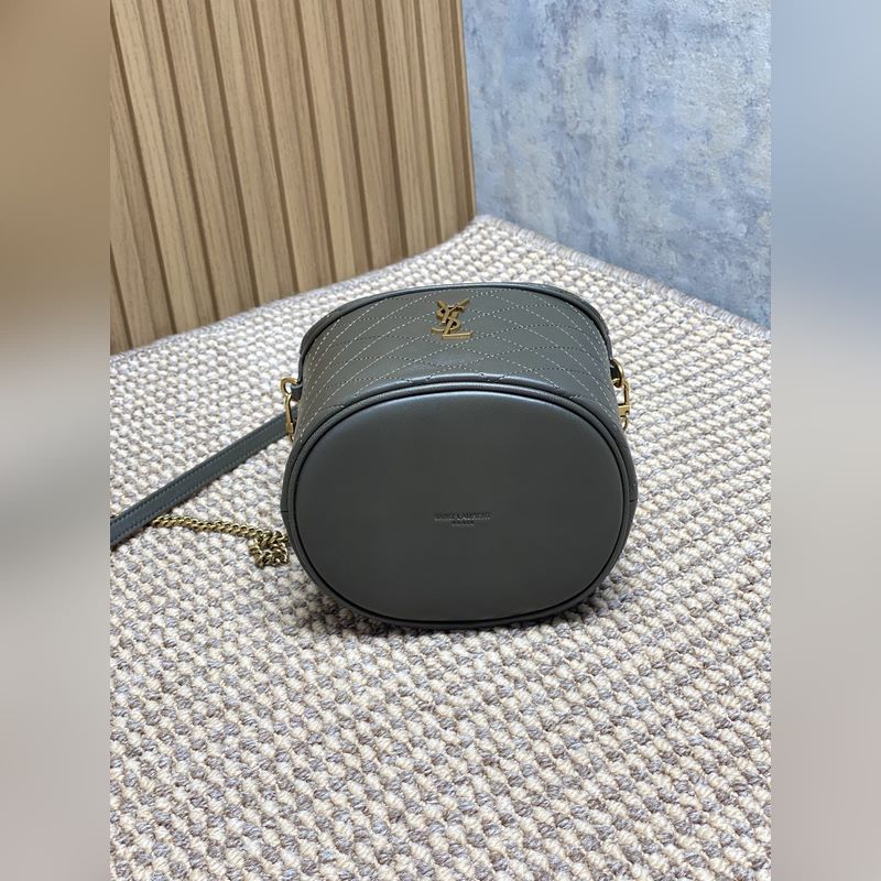 麝香綠 YSL Gaby系列新出水桶包 ，全羊皮材質(zhì) 超級精緻可愛 而且非常的輕