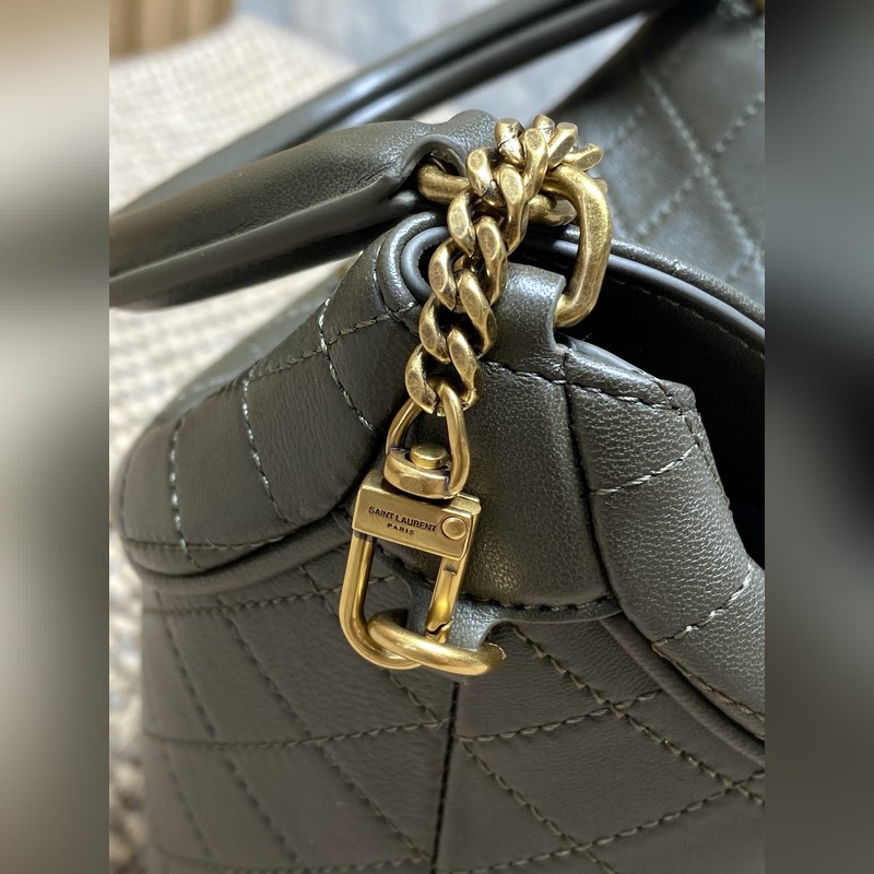 麝香綠 YSL Gaby系列新出水桶包 ，全羊皮材質(zhì) 超級精緻可愛 而且非常的輕