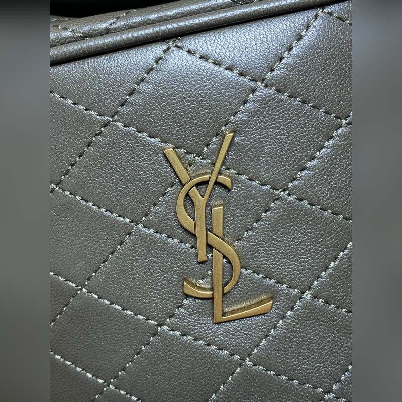 麝香綠 YSL Gaby系列新出水桶包 ，全羊皮材質(zhì) 超級精緻可愛 而且非常的輕