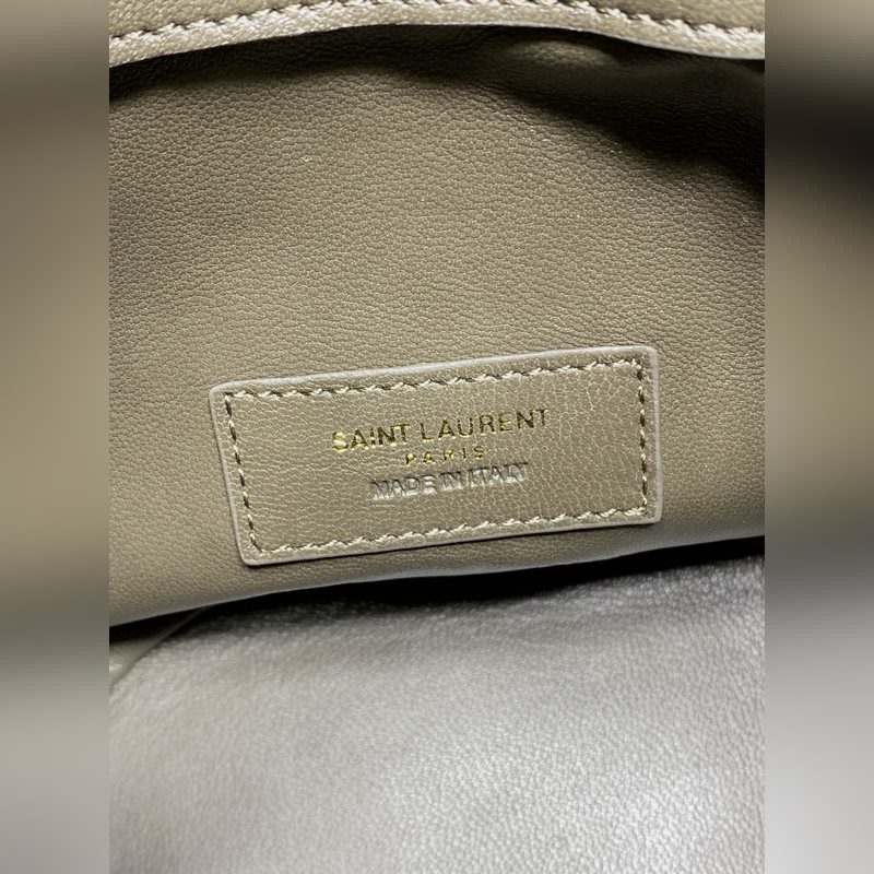 麝香綠 YSL Gaby系列新出水桶包 ，全羊皮材質(zhì) 超級精緻可愛 而且非常的輕