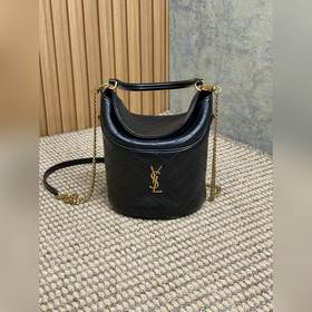 YSL Gaby系列新出水桶包 ，全羊皮材質 超級精緻可愛 而且非常的輕盈 頂部