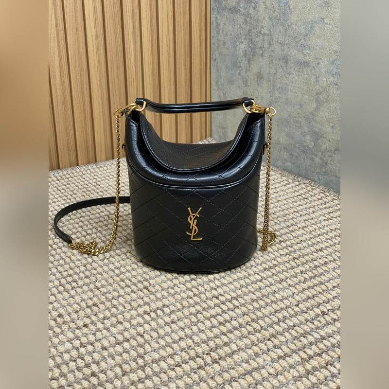 YSL Gaby系列新出水桶包 ，全羊皮材質(zhì) 超級(jí)精緻可愛 而且非常的輕盈 頂部