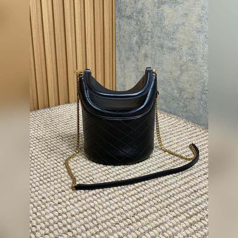 YSL Gaby系列新出水桶包 ，全羊皮材質(zhì) 超級(jí)精緻可愛 而且非常的輕盈 頂部