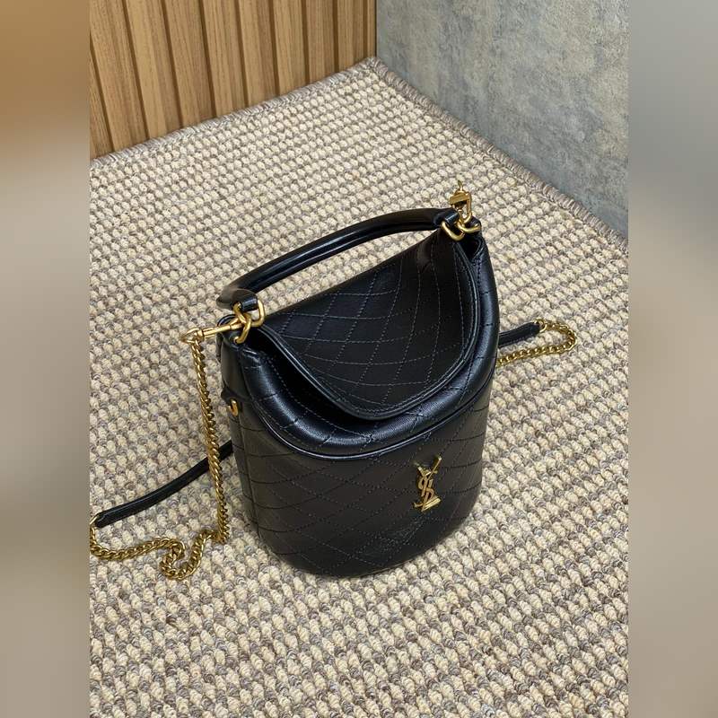 YSL Gaby系列新出水桶包 ，全羊皮材質(zhì) 超級(jí)精緻可愛 而且非常的輕盈 頂部