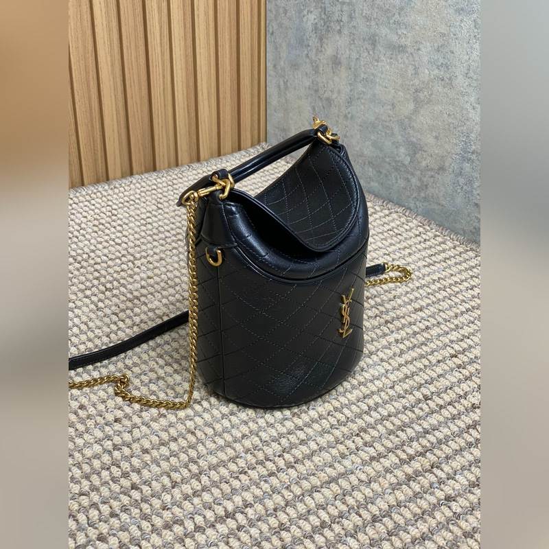 YSL Gaby系列新出水桶包 ，全羊皮材質(zhì) 超級(jí)精緻可愛 而且非常的輕盈 頂部