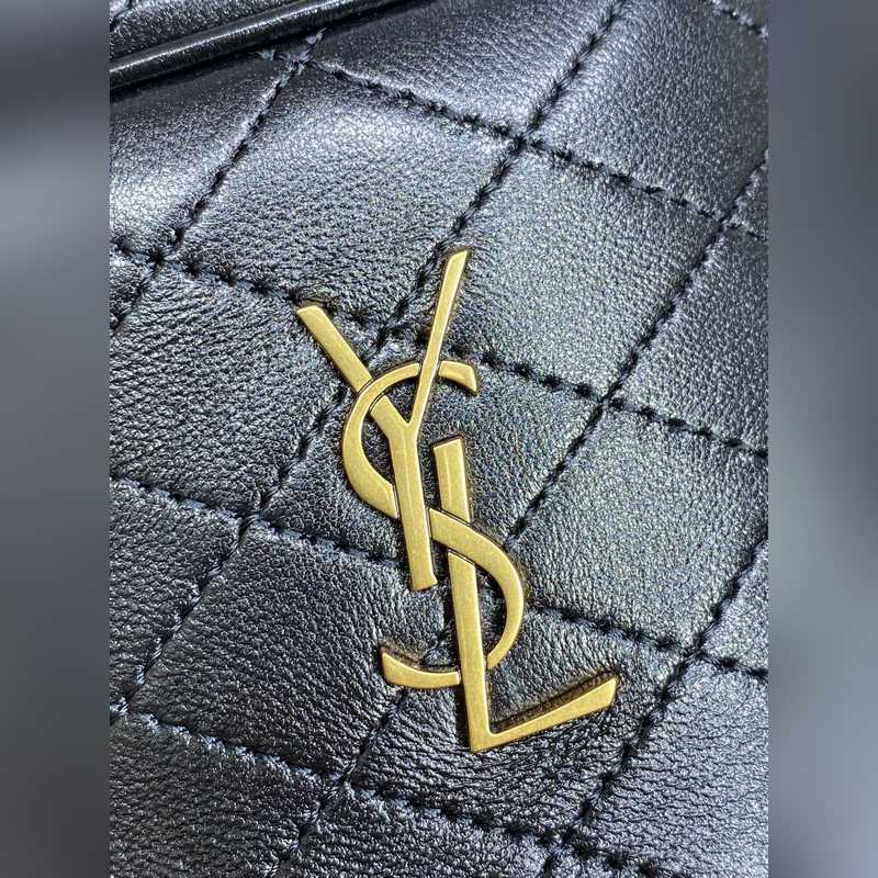 YSL Gaby系列新出水桶包 ，全羊皮材質(zhì) 超級(jí)精緻可愛 而且非常的輕盈 頂部