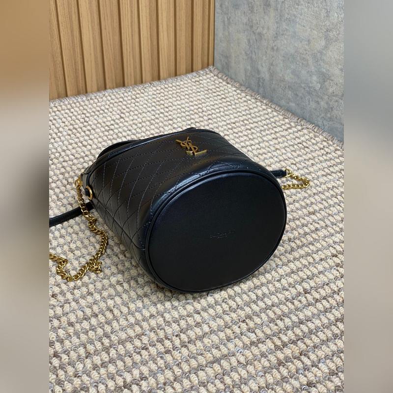 YSL Gaby系列新出水桶包 ，全羊皮材質(zhì) 超級(jí)精緻可愛 而且非常的輕盈 頂部