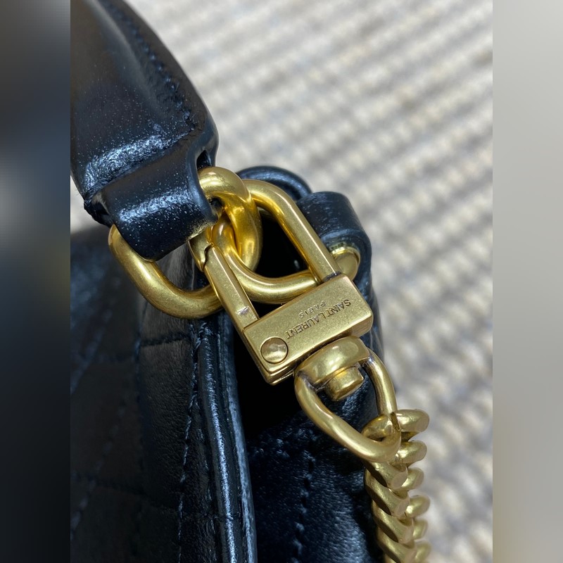 YSL Gaby系列新出水桶包 ，全羊皮材質(zhì) 超級(jí)精緻可愛 而且非常的輕盈 頂部