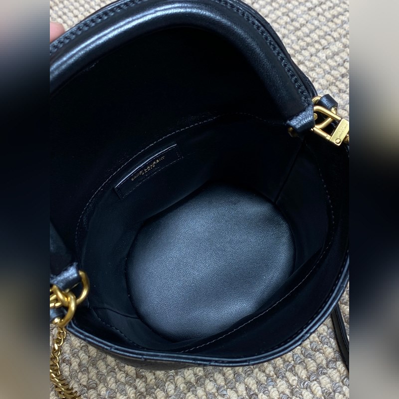 YSL Gaby系列新出水桶包 ，全羊皮材質(zhì) 超級(jí)精緻可愛 而且非常的輕盈 頂部