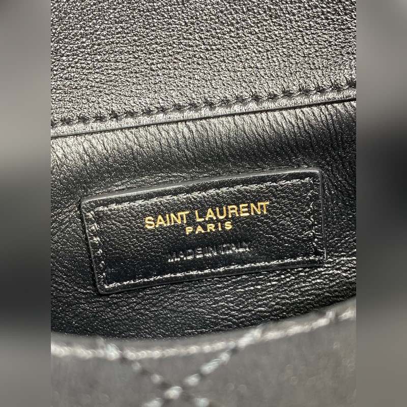 YSL Gaby系列新出水桶包 ，全羊皮材質(zhì) 超級(jí)精緻可愛 而且非常的輕盈 頂部