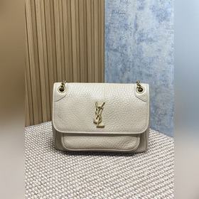 奶茶色 YSL 新款 niki，有點好看 經典又百搭！全新的複古銀鍊條 皮質手感