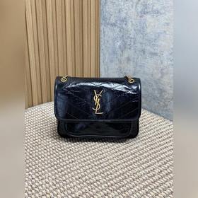 Niki的火爆已鋪滿各大時尚平臺，網紅明星齊背 最新皮料，皮面有皮本身帶來的皮筋