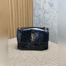 Niki的火爆已鋪滿各大時尚平臺，網紅明星齊背 最新皮料，皮面有皮本身帶來的皮筋