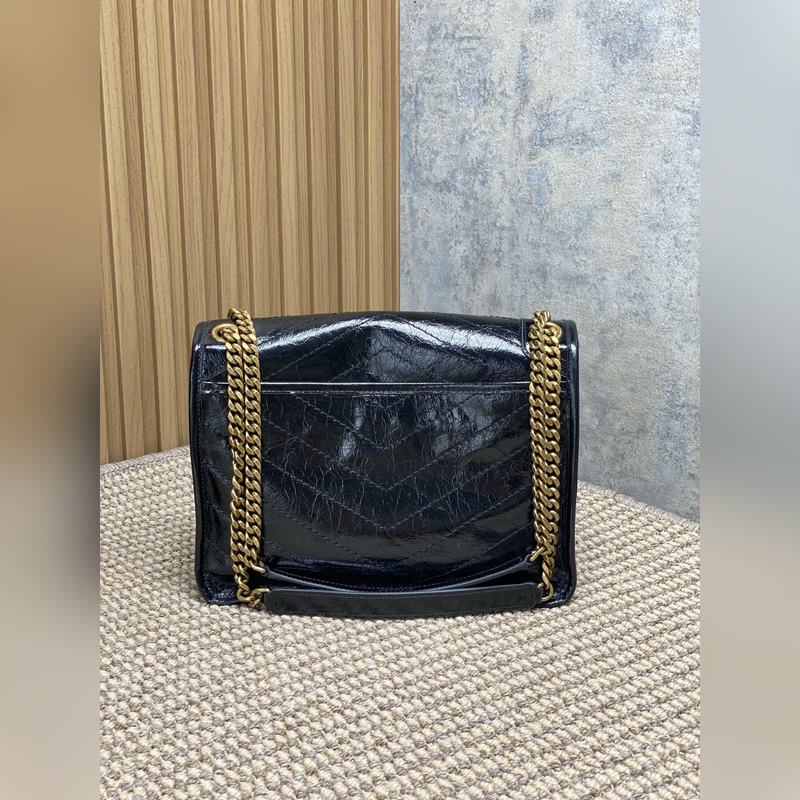 Niki的火爆已鋪滿各大時尚平臺，網紅明星齊背 最新皮料，皮面有皮本身帶來的皮筋