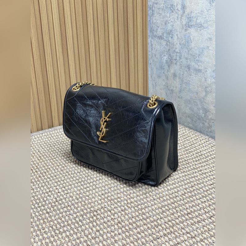 Niki的火爆已鋪滿各大時尚平臺，網紅明星齊背 最新皮料，皮面有皮本身帶來的皮筋