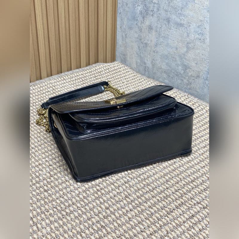 Niki的火爆已鋪滿各大時尚平臺，網紅明星齊背 最新皮料，皮面有皮本身帶來的皮筋